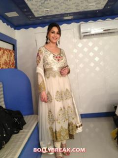 Madhuri Dixit feet photo thumbnail