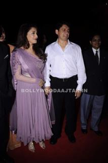 Madhuri Dixit feet photo thumbnail