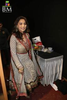 Madhuri Dixit feet photo thumbnail