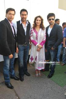 Madhuri Dixit feet photo thumbnail