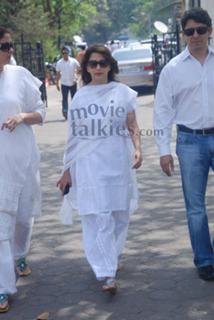 Madhuri Dixit feet photo thumbnail