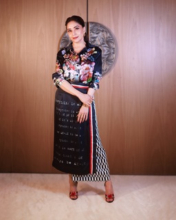 Madhuri Dixit feet photo thumbnail