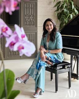 Madhuri Dixit feet photo thumbnail