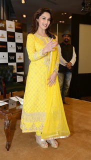 Madhuri Dixit feet photo thumbnail