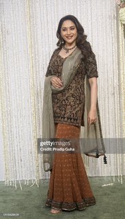 Madhuri Dixit feet photo thumbnail