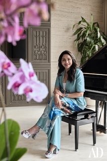 Madhuri Dixit feet photo thumbnail
