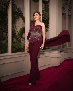 Madhuri Dixit feet photo 12
