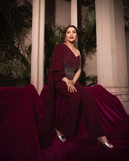 Madhuri Dixit feet photo 11