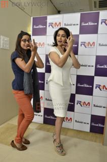 Madhuri Dixit feet photo thumbnail