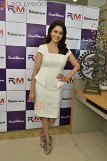 Madhuri Dixit feet photo thumbnail