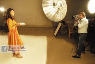 Madhuri Dixit feet photo thumbnail