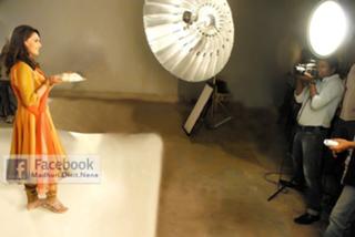 Madhuri Dixit feet photo thumbnail