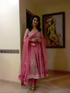 Madhuri Dixit feet photo thumbnail
