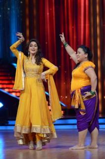 Madhuri Dixit feet photo thumbnail