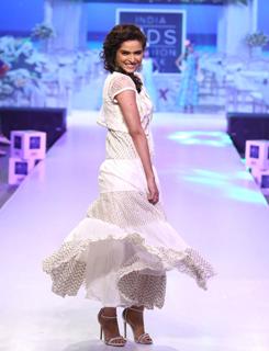 Madhurima Tuli feet photo 4