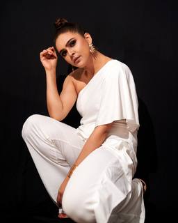 Madhurima Tuli feet photo 5