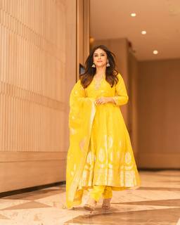 Madhurima Tuli feet photo 8