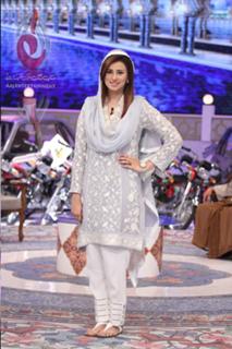 Madiha Naqvi feet photo 2