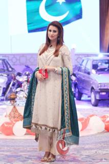 Madiha Naqvi feet photo 9