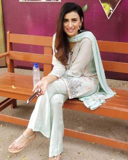 Madiha Naqvi feet photo 14