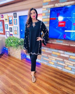 Madiha Naqvi feet photo 7