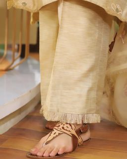Madiha Naqvi feet photo 1