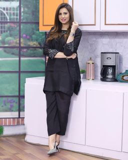 Madiha Naqvi feet photo 13
