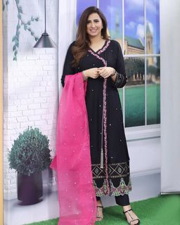 Madiha Naqvi feet photo 11