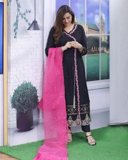 Madiha Naqvi feet photo 8