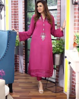Madiha Naqvi feet photo 7