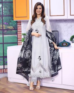 Madiha Naqvi feet photo 2