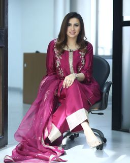 Madiha Naqvi feet photo 4