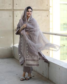 Madiha Naqvi feet photo 19