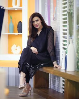 Madiha Naqvi feet photo 4
