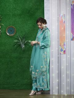 Madiha Naqvi feet photo 2
