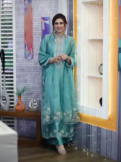 Madiha Naqvi feet photo 1