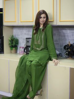 Madiha Naqvi feet photo 13