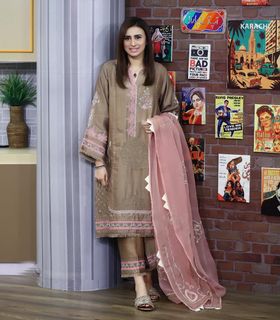 Madiha Naqvi feet photo 6