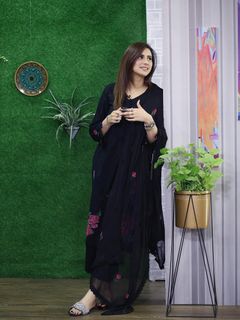Madiha Naqvi feet photo 5
