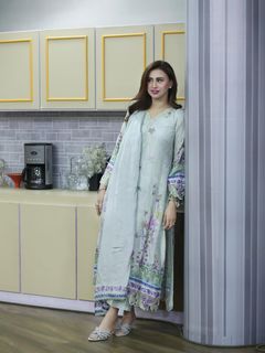 Madiha Naqvi feet photo 3