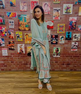 Madiha Naqvi feet photo 5