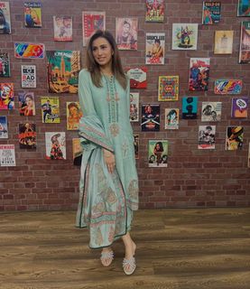 Madiha Naqvi feet photo 4