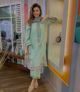 Madiha Naqvi feet photo 3
