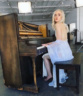 Madilyn Bailey feet photo 4