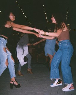 Madison Bailey feet photo thumbnail