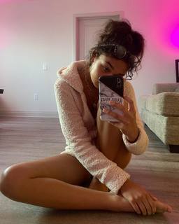 Madison Bailey feet photo thumbnail