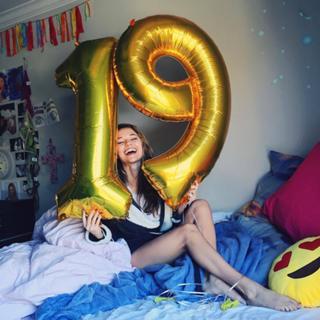 Madison Iseman feet photo thumbnail
