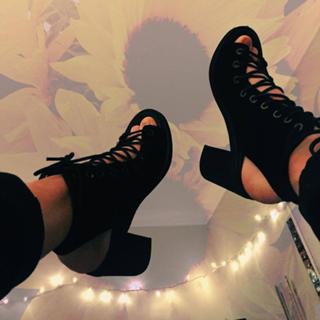 Madison Iseman feet photo thumbnail