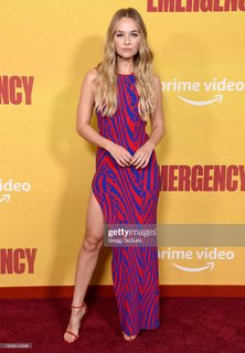 Madison Iseman feet photo thumbnail