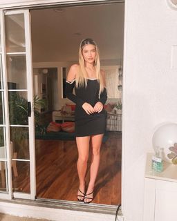 Madison Lewis feet photo thumbnail